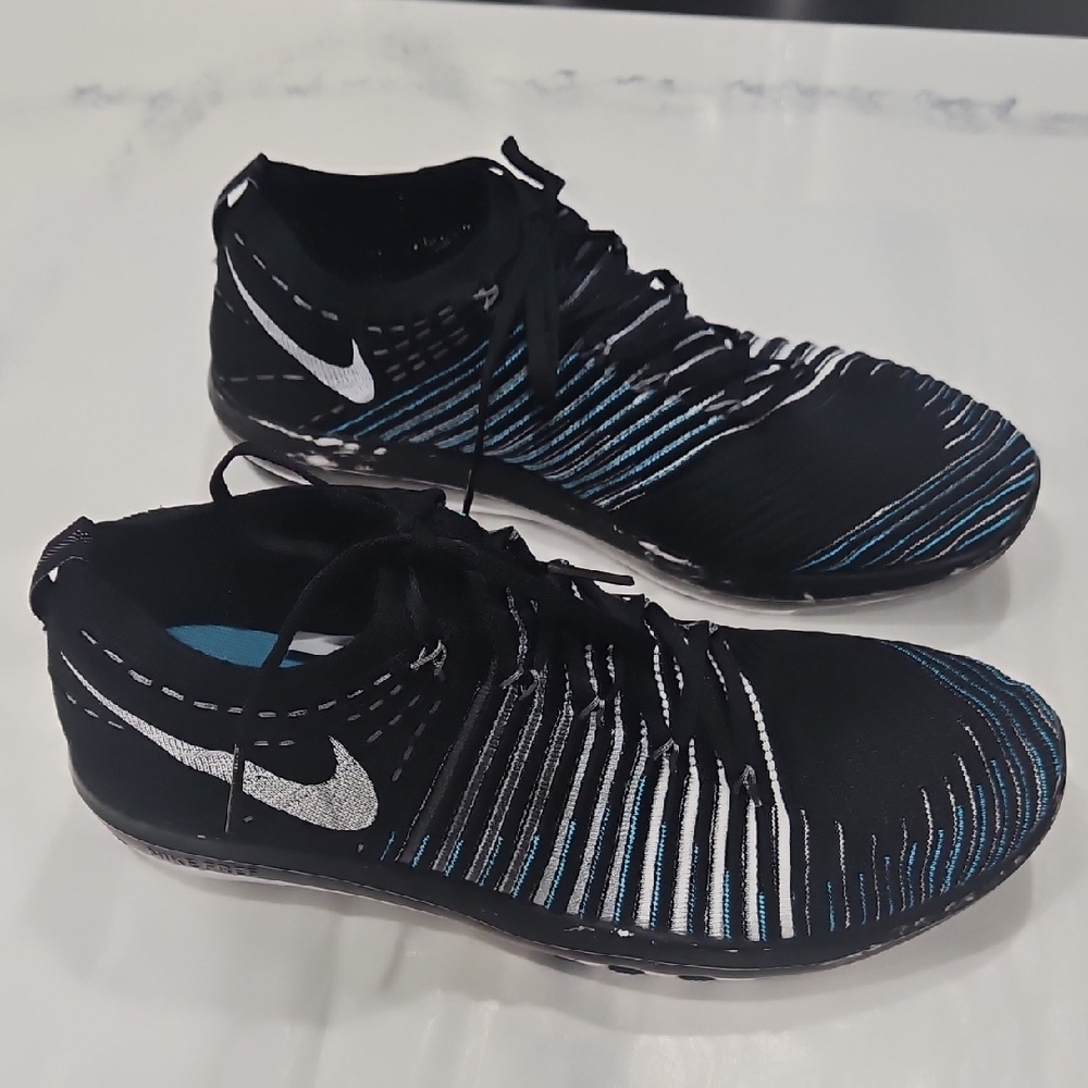 Nike Black and Blue Athletic Shoes with Sleek Knit Design